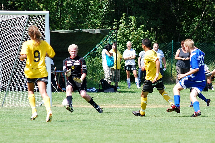2009_0704_133711AA.JPG - Merig Bekaj rinner igenom gör 1-0 till Södra