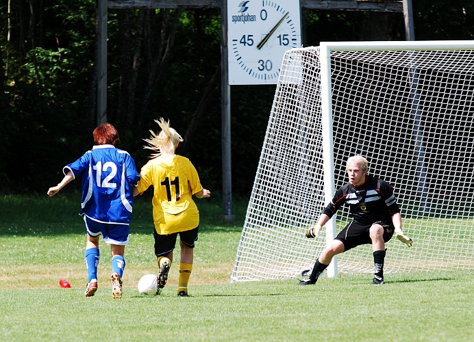 2009_0704_133833AA.JPG - Elin Bergkvist i kamp om bollen