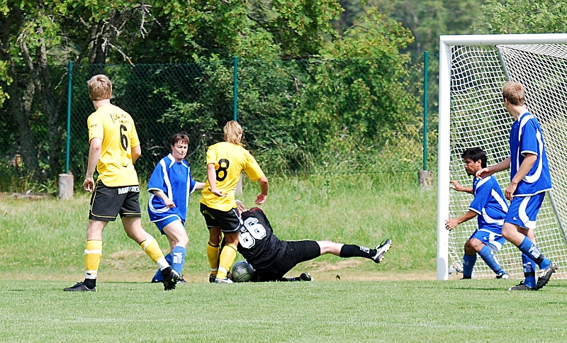 2009_0704_135046AA.JPG - Thimmy plockar in bollen precis framför Amanda Segerstedt