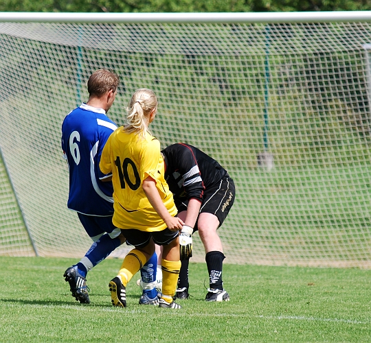 2009_0704_135218AA.JPG - Försvararen täcker undan Linda Hurtig och Thimmy kan ta hand om bollen