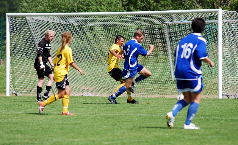 2009_0704_135249AA.JPG - Mergim Bekaj är framme och oroar framför Himmeta målet