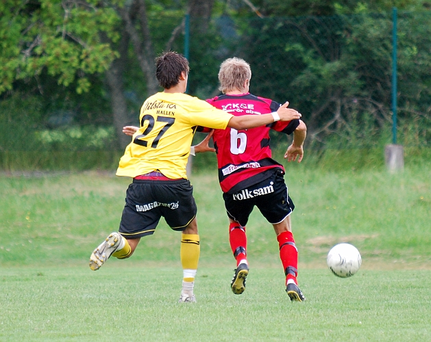 2009_0704_180332AA.JPG - Rio i kamp om bollen men försvararen täcker ut bollen till inspark