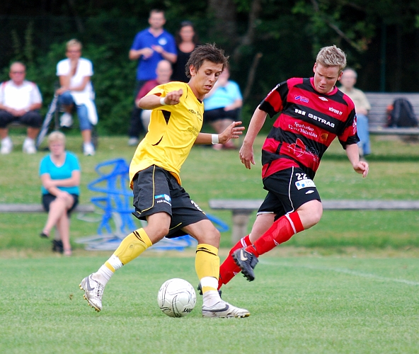 2009_0704_180511AA.JPG - Rio driver upp bollen över mittplan
