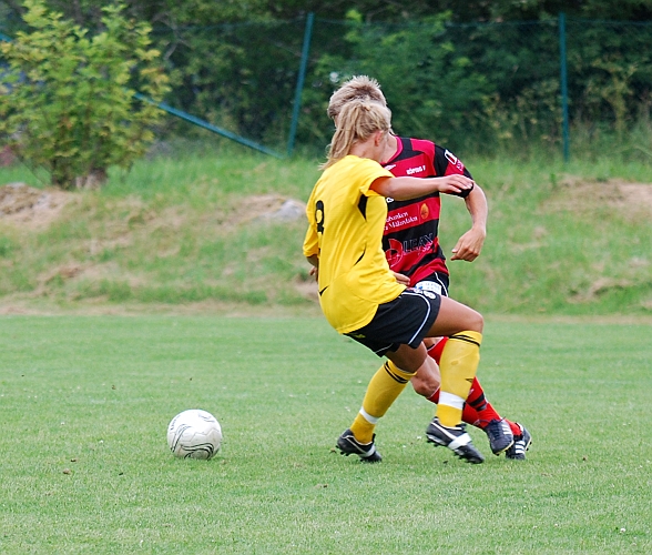 2009_0704_180555AA.JPG - Amanda Segerstedt pressar försvararen hårt