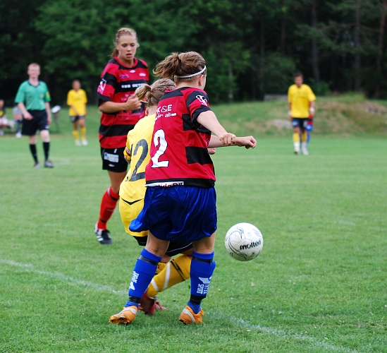 2009_0704_180631AA.JPG - Karin Haglind bryter in framför sin motspelare