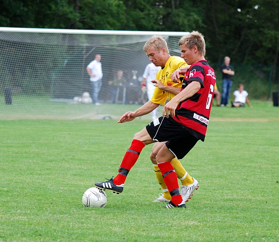 2009_0704_180755AA.JPG - Martin försöker styra ut KFF spelaren mot kanten