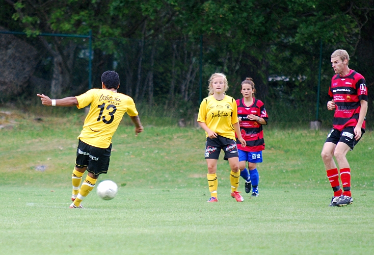 2009_0704_181034AA.JPG - Jonas Hammarlund testar med ett skott