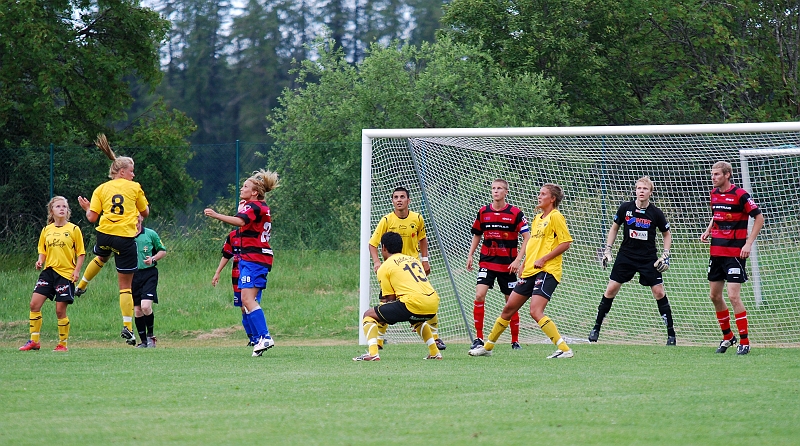 2009_0704_181112AA.JPG - KFF försvaret får undan bollen innan någon i Södra får tag i den