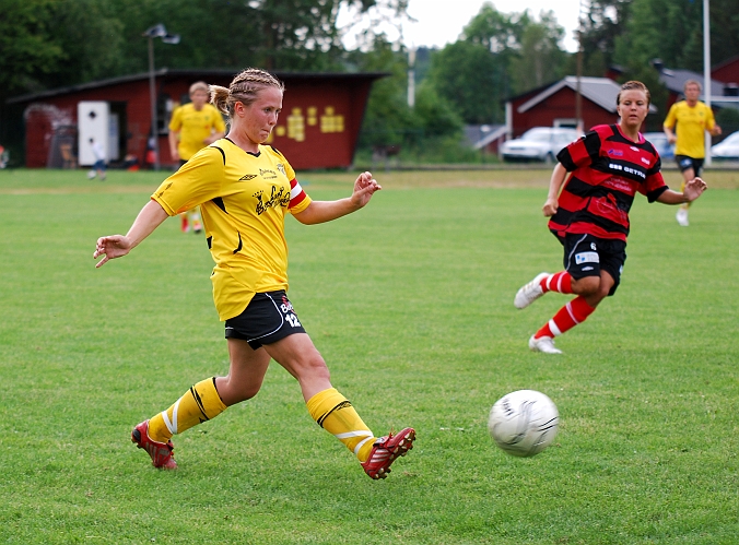 2009_0704_181354AA.JPG - Karin Haglind driver fram bollen längs kanten