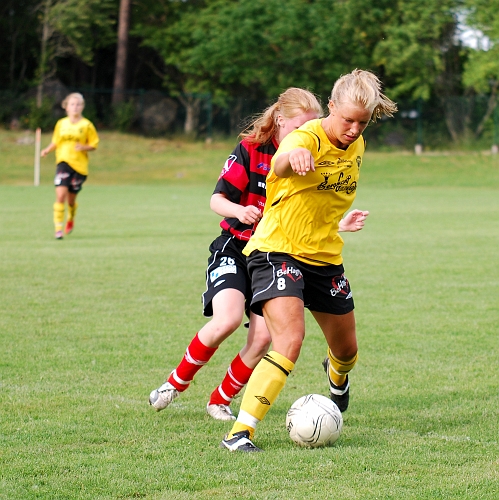 2009_0704_181558AA.JPG - Amanda Segerstedt täcker bollen på ett bra sätt