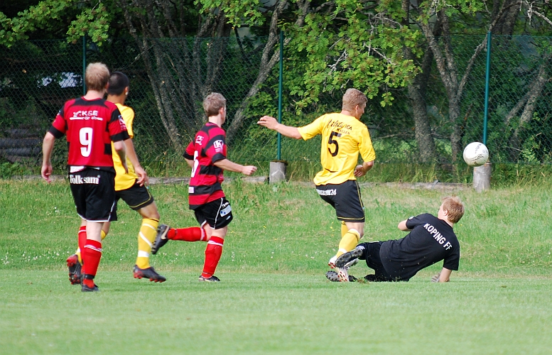 2009_0704_181643AA.JPG - Martin Stjernfeldt försöker men bollen går utanför
