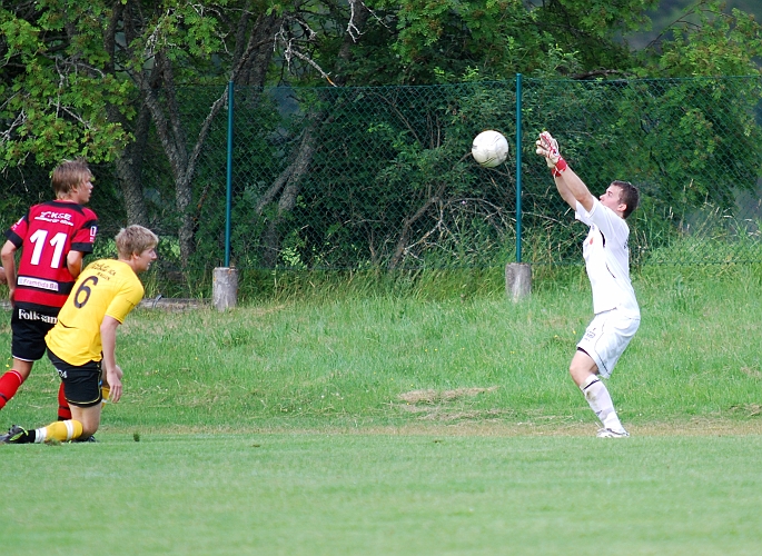 2009_0704_182005AA.JPG - Tom Oleson tar hand om bollen