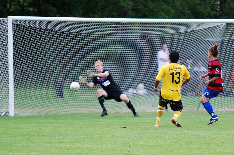 2009_0704_182041AA.JPG - Jonas Hammarlund ger Södra hopp igen genom att göra 1-1 på ett skott där bollen går stolpe in