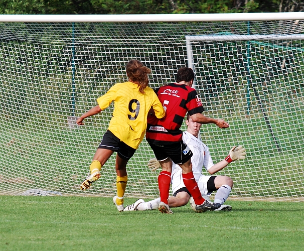 2009_0704_182349AA.JPG - Tom Oleson gör en fin räddning på en bra KFF chans
