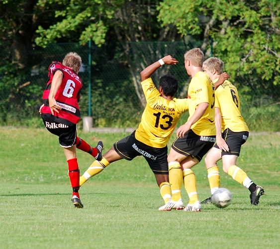 2009_0704_182507AA.JPG - Ytterligare ett läge för KFF'arna som till slut vann matchen med 3-1