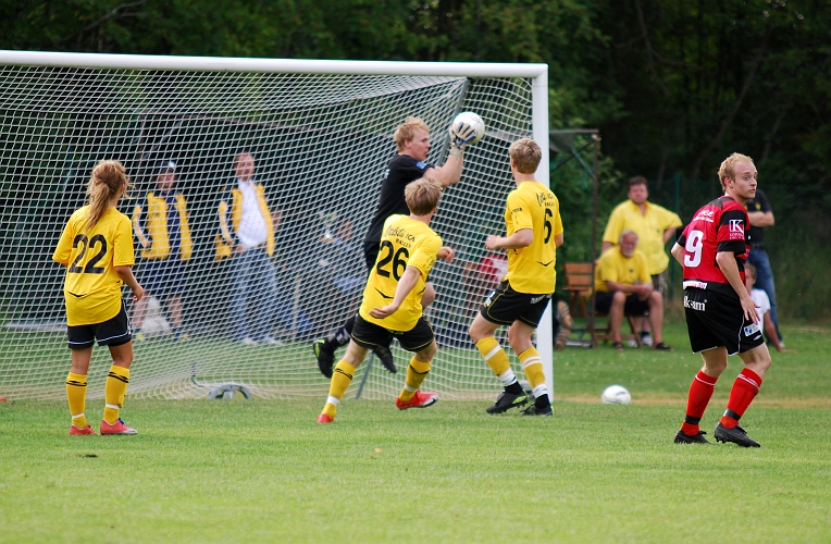 2009_0704_182740AA.JPG - En sista chans till reducering men KFF målvakten tar hand om bollen
