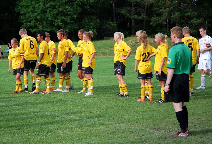 2009_0704_183506AA.JPG - Södraspelarna ställer upp sig för att tacka för god match