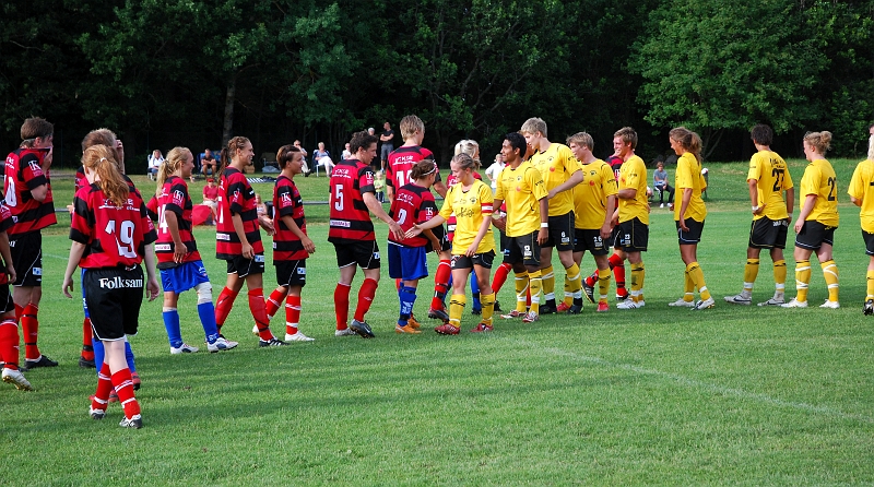 2009_0704_183511AA.JPG - Lagen tackar varandra efter matchen