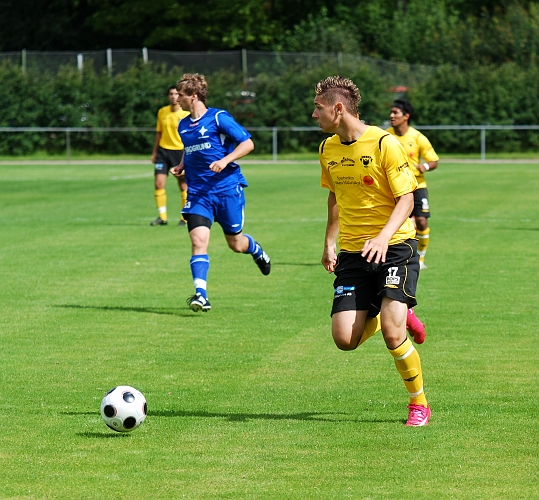 2009_0725_01.JPG - Södra startade matchen med ett farligt anfall - Miralem Malic kommer på högerkanten och spelar in bollen . . . . .