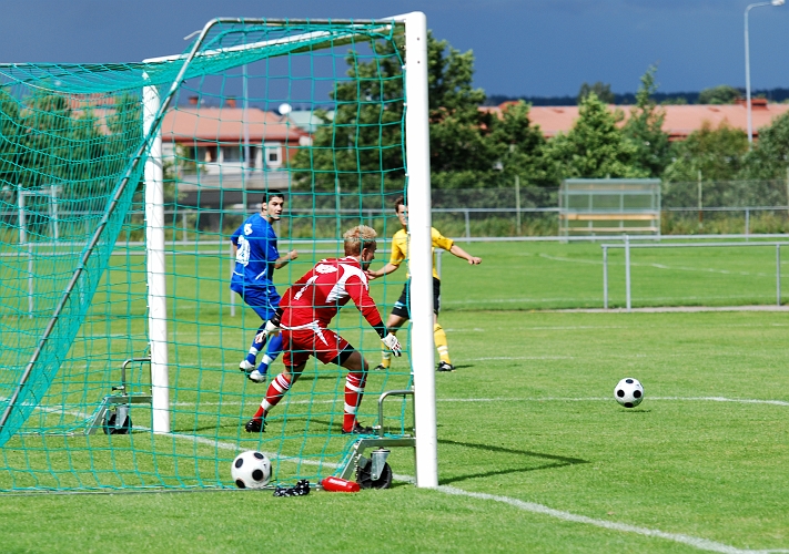 2009_0725_02.JPG - . . . . Ken Jansson på vänsterkanten som i sin tur spelar in bollen framför målet, och där kommer . . . .