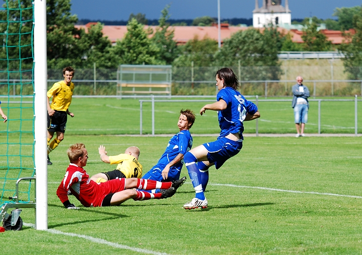 2009_0725_03.JPG - . . . . Kristofer Storm och är nära att ge Södra ledningen i matchen