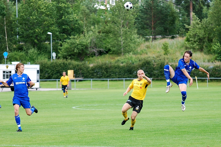 2009_0725_05.JPG - Örebro försvararen gör något av en konstspark för att få undan bollen framför Kristofer Storm