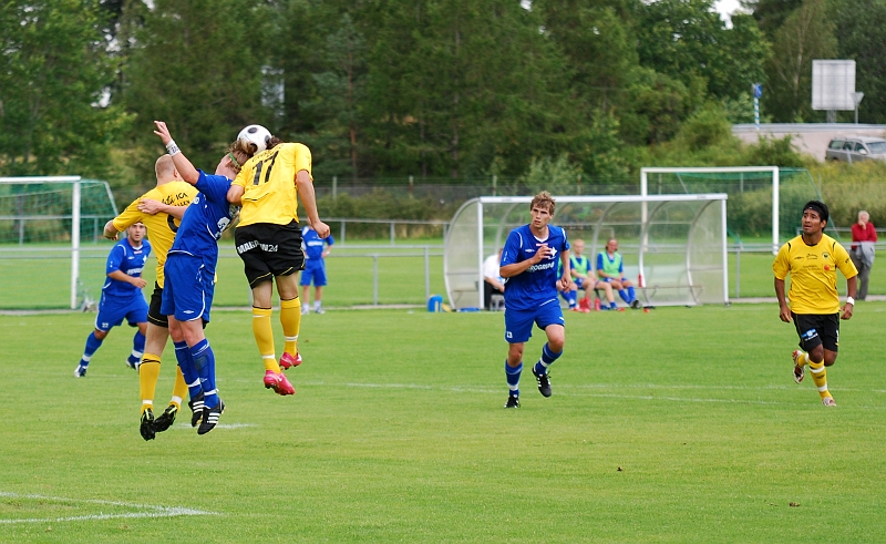 2009_0725_08.JPG - Miralem Malic och Kristofer Storm i höjdduell med en örebroförsvarare