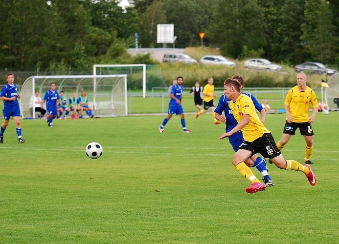 2009_0725_10.JPG - Miralem Malic bryter sig förbi sin back på utsidan och går mot mål . . . .