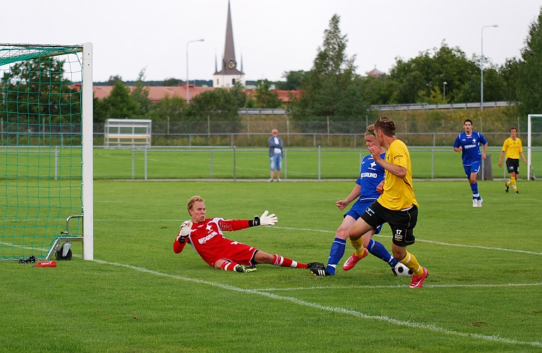 2009_0725_11.JPG - . . . . men försvarsspelaren kommer tillbaka och styr undan Miralem som inte kommer till något riktigt avslut