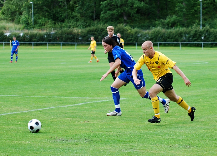 2009_0725_12.JPG - Kristofer Storm i löpduell med en försvarare