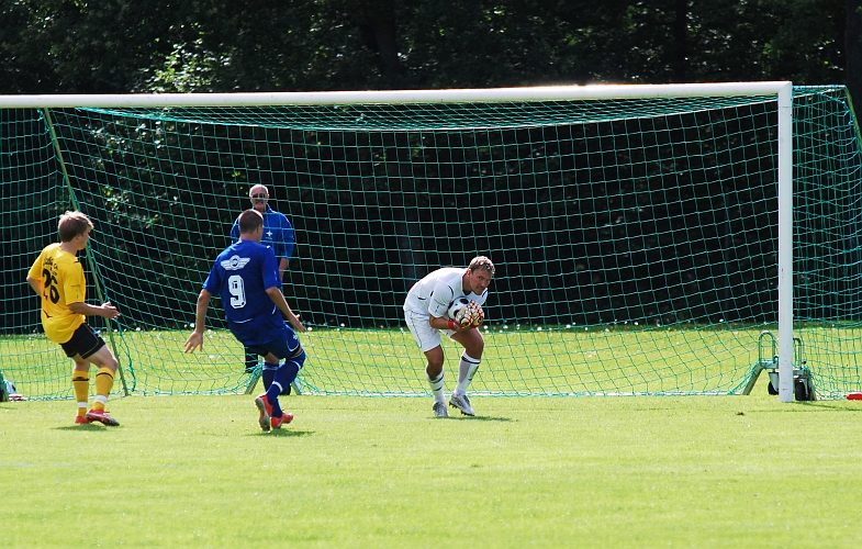 2009_0725_18.JPG - Fredrik Hagström skopar in bollen vid ett inlägg från kanten