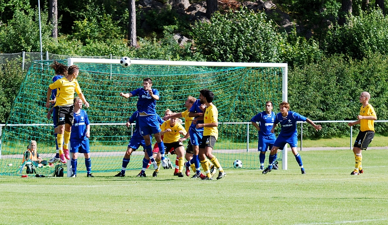 2009_0725_19.JPG - I 2:a halvlek började Södra få fram lite fler chanser, här nickar örebroförsvaret undan bollen efter en hörna