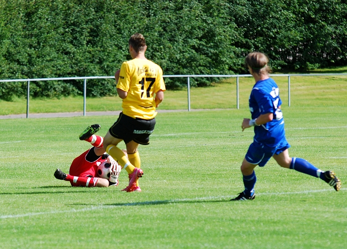 2009_0725_20.JPG - Örebromålvakten är bra med och har full kontroll på bollen