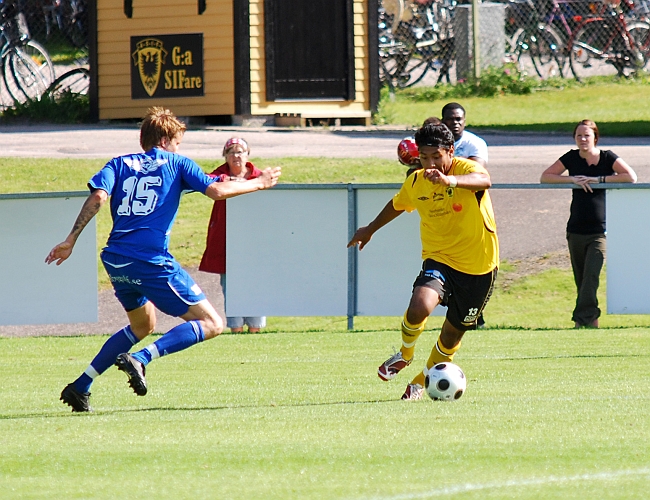 2009_0725_21.JPG - Jonas Hammarlund utmanar innanför straffområdet