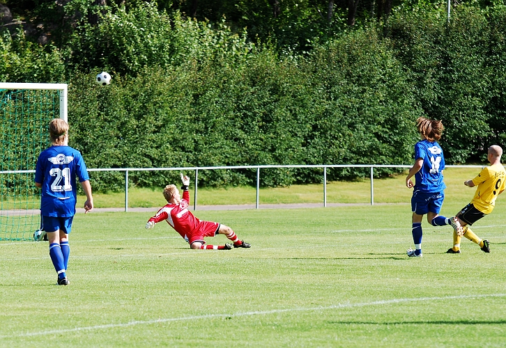 2009_0725_24.JPG - Ytterst nära att skottet från Kristofer Storm gått i mål, men det vill sig inte riktigt