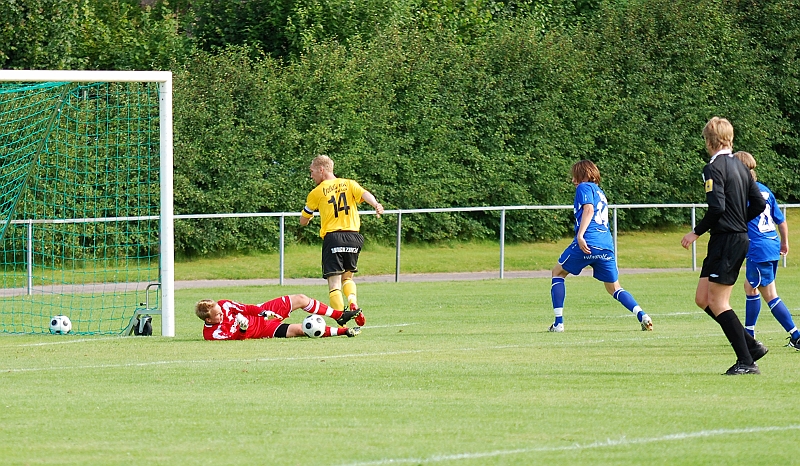 2009_0725_25.JPG - Mikael Wiker är väldigt nära att få in bollen i mål men målvakten räddar . . . .