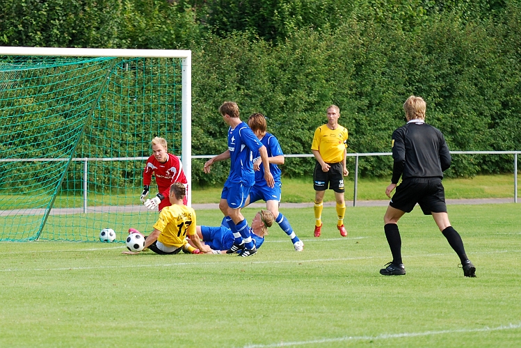 2009_0725_26.JPG - . . . . och på 2:a chansen kommer Miralem Malic en tiondel för sent och missar bollen