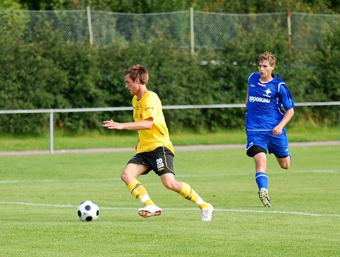 2009_0725_27.JPG - Dennis Jansson kom in som vänsterback en bit in i 2:a halvlek