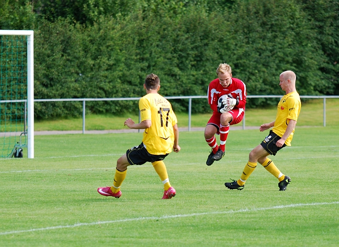 2009_0725_28.JPG - Södra ligger på med sina forwards för att försöka få till ett ledningsmål i matchen