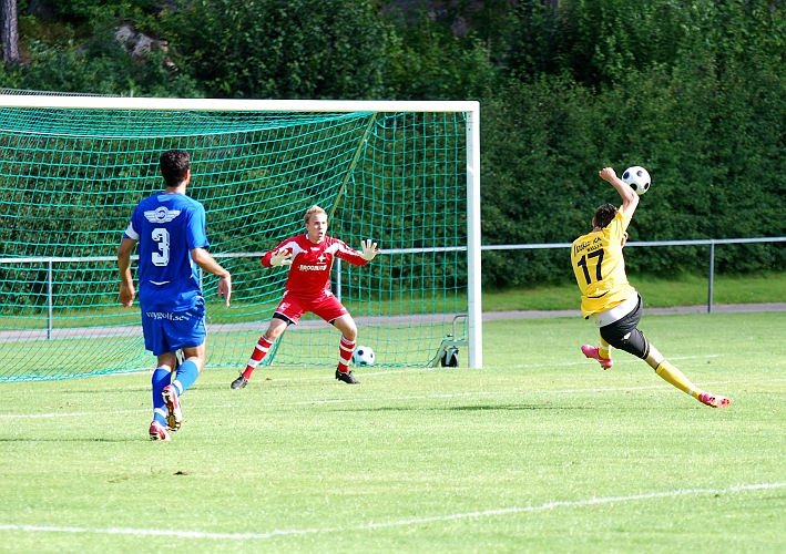 2009_0725_29.JPG - Äntligen får Södra utdelning på sina chanser, Miralem Malic trycker in bollen i bortre krysset, helt otagbart för målvakten