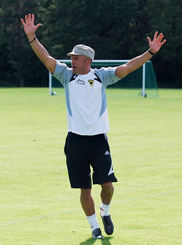 2009_0725_30.JPG - Södra's tränare blir jublande glad åt ledningsmålet