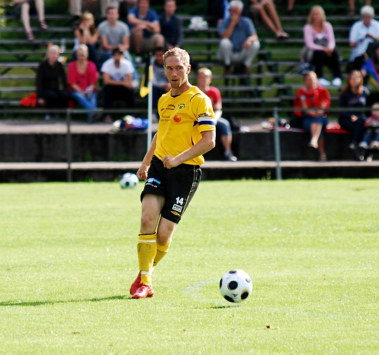 2009_0725_31.JPG - Mikael Wiker dirigerade sina mannar som vanligt under matchen