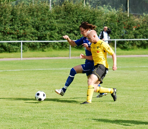 2009_0725_32.JPG - Kristofer Storm ligger på örebroförsvaret för att kunna säkra 3 poäng i matchen