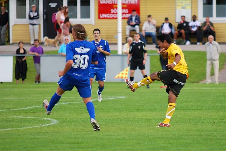 2009_0725_34.JPG - Jonas Hammarlund går för ett avslut