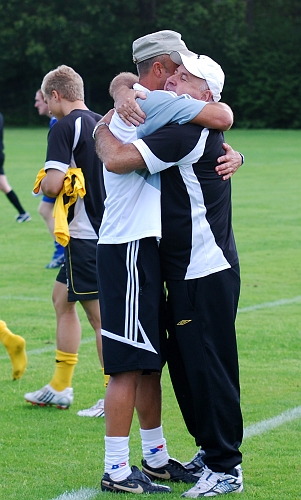 2009_0725_37.JPG - "Jotte" och "Salle" kan andas ut och tacka varandra efter slutsignalen