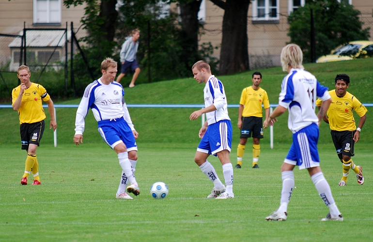 2009_0801_01.JPG - Rynninge gör avspark 1:a halvlek