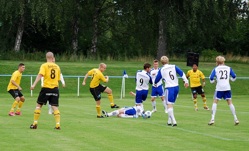 2009_0801_02.JPG - Kristofer Storm provar med ett skott, men bollen täcks av Rynningeförsvaret