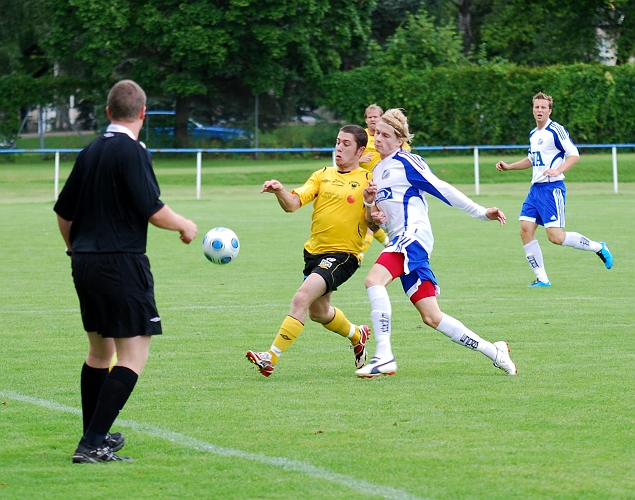 2009_0801_03.JPG - Thomas Giourgas i närkamp med en försvarare