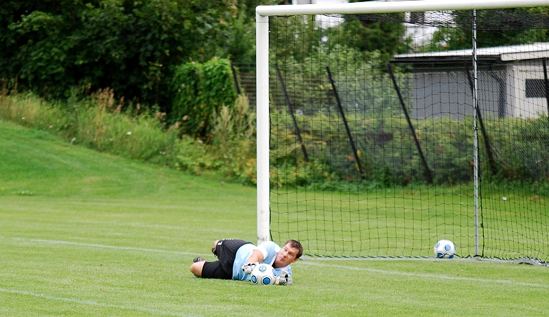 2009_0801_15.JPG - Rynninges reservmålvakt klistrar bollen efter den påföljande frisparken