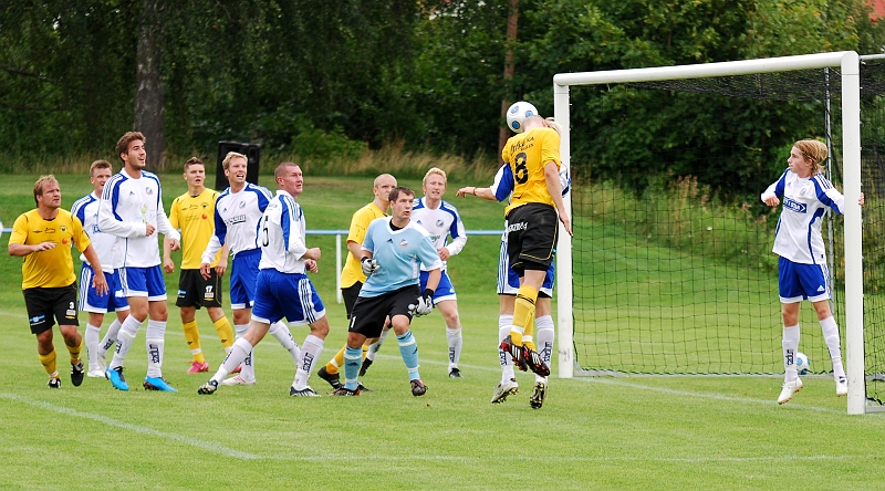 2009_0801_17.JPG - Gustav Gustavsson är uppe och nickar på en egen hörna